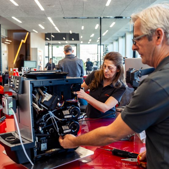 Bild enthält, Factory, Adult, Male, Man, Person, Manufacturing, Workshop, Face, Machine, Glasses