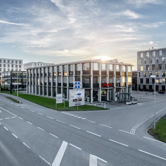 Bild enthält, Road, Building, City, Office Building, Urban, Cityscape, Street, Tarmac, Intersection, Highway