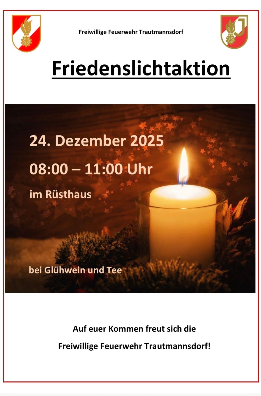 Eine Kerze brennt auf einer Holzoberfläche mit Weihnachtsdekoration darum herum. Ein Textüberlagerungstext lautet 'Friedenslichtaktion 24. Dezember 2025 08:00 - 11:00 Uhr im Rusthaus bei Glühwein und Tee'.