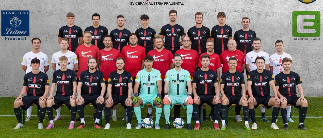 Ein Teamfoto von Fußballspielern des SV Cerem Austria Frauental vor einer Sponsorenwand. Die Spieler tragen ihre Teamuniformen mit verschiedenen Sponsorenlogos.