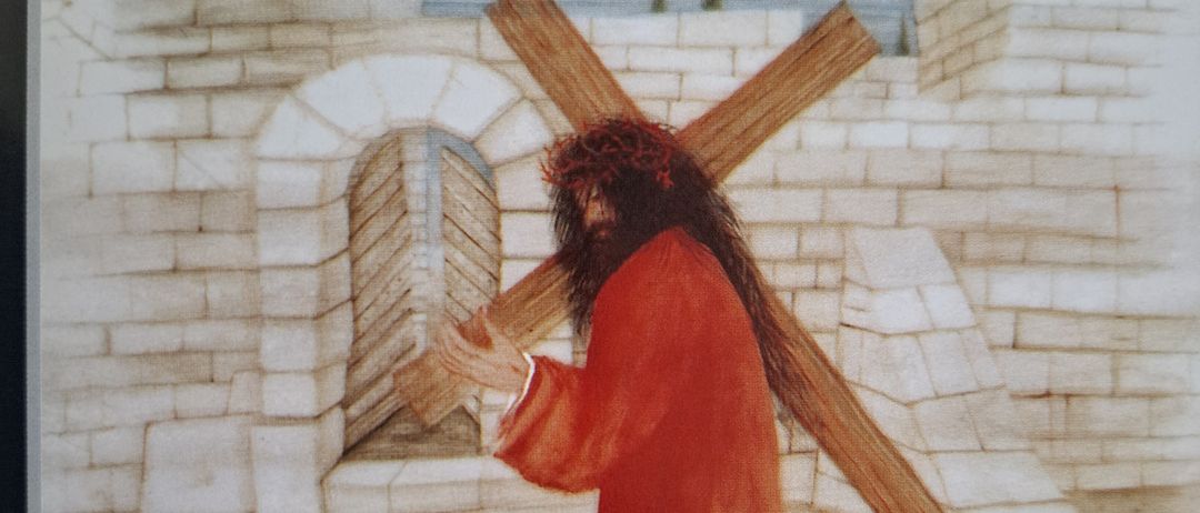 Eine Illustration zeigt einen Mann mit langen Haaren und Bart, der ein Holzkreuz in einer antiken Stadt trägt.