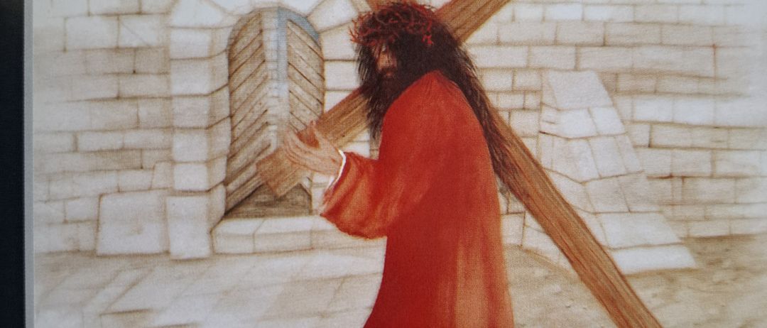 Eine Malerei eines Mannes, der ein Holzkreuz durch eine alte Stadt trägt, mit einem steinernen Torbogen hinter ihm.