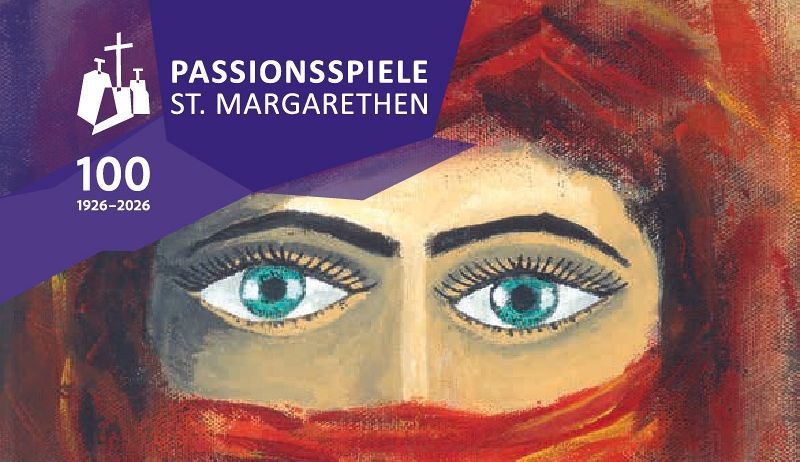 Ein Gemälde einer Frau mit roten Haaren und blauen Augen, die ein rotes Tuch trägt. Über ihrem Gesicht stehen die Worte 'Passionsspiele St. Margarethen'.