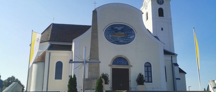 Bild enthält, Architecture, Building, Spire, Tower, Clock Tower, House, Housing, Staircase, Arch