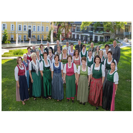 Bild enthält, People, Person, Building, College, Grass, Skirt, Groupshot, Portrait, Outdoors, Formal Wear