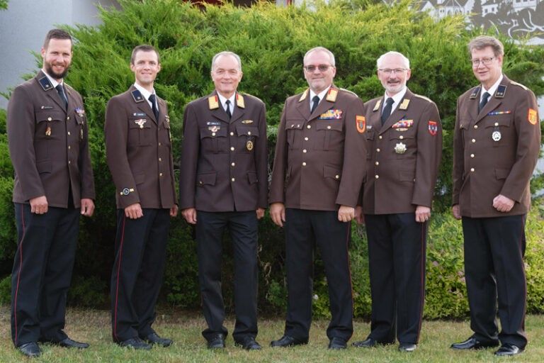 Bild enthält, Adult, Male, Man, Person, Officer, Military, Military Officer, Coat, People, Face