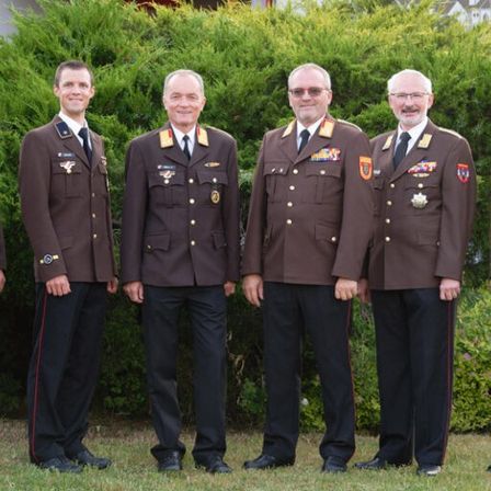 Bild enthält, Adult, Male, Man, Person, Officer, Military, Military Officer, Coat, People, Face