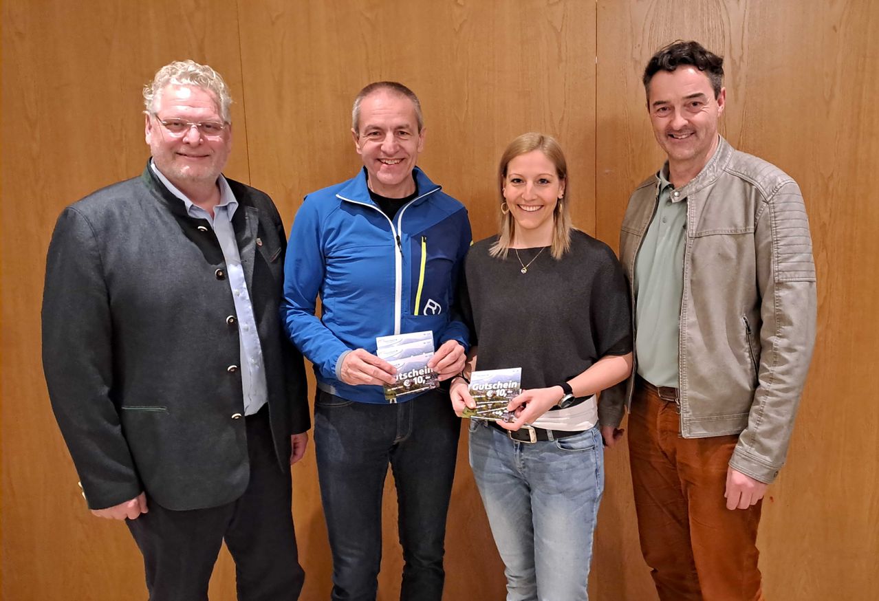 Bild enthält, Pants, People, Person, Adult, Female, Woman, Male, Man, Jeans, Jacket