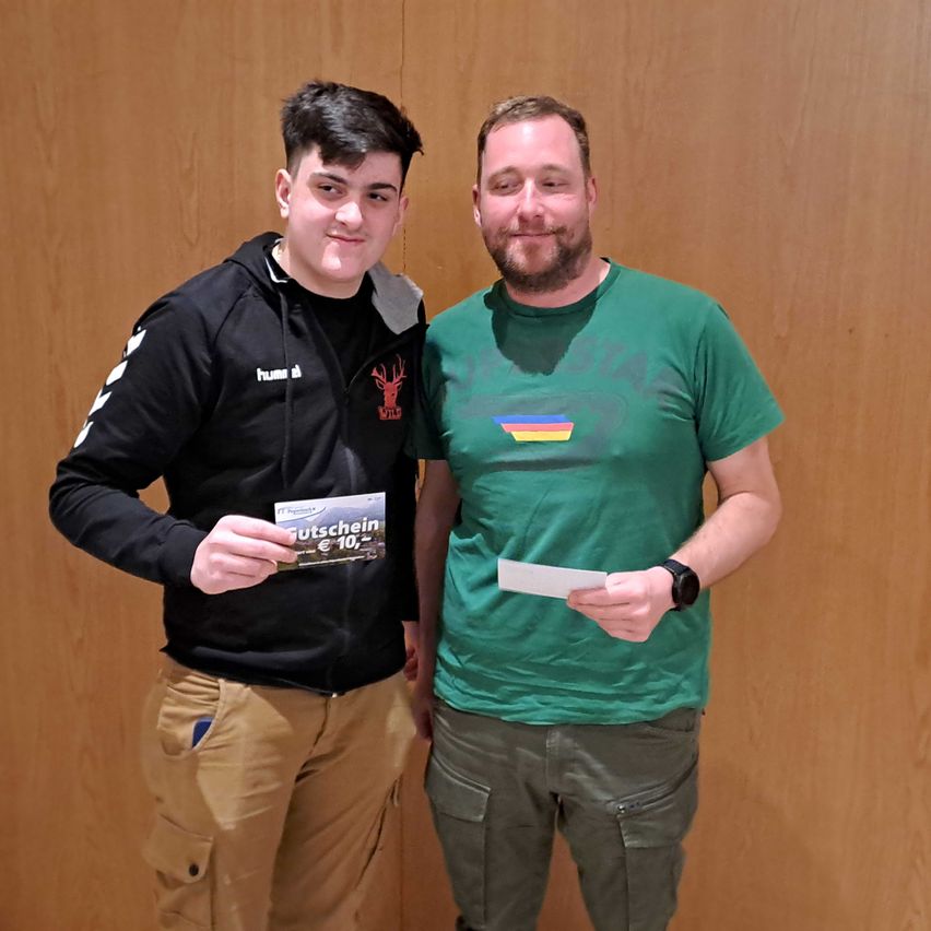 Bild enthält, Adult, Male, Man, Person, Text, Wristwatch, Document, Driving License