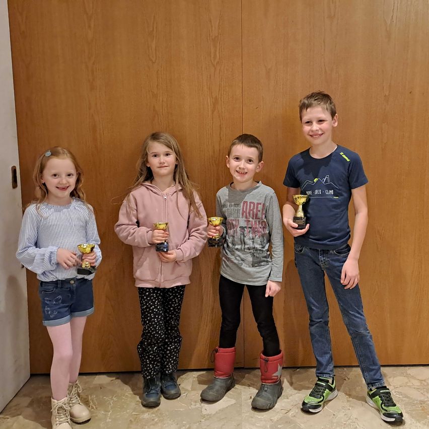 Bild enthält, Pants, Groupshot, Person, People, Boy, Child, Male, Jeans, Female, Girl