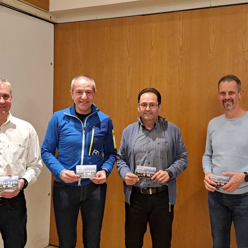 Bild enthält, People, Person, Groupshot, Pants, Belt, Adult, Male, Man, Glasses, Wristwatch