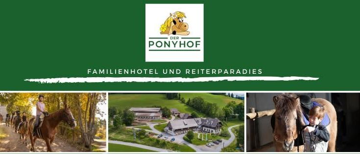 Ein Plakat für den Ponyhof, ein Familienhotel und Reiterparadies. Es zeigt eine Collage von Menschen, die Pferde reiten, ein Gebäude und ein Pferd mit einem Kind.