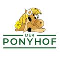 Das Logo zeigt ein gezeichnetes Pferd mit gelben Blumen auf dem Kopf und einem lächelnden Gesicht. Es liegt auf der Seite, mit dem Kopf auf einem Vorderbein gestützt. Die Worte 'Der Ponyhof' sind in fetten, grünen Buchstaben unter dem Pferd geschrieben.