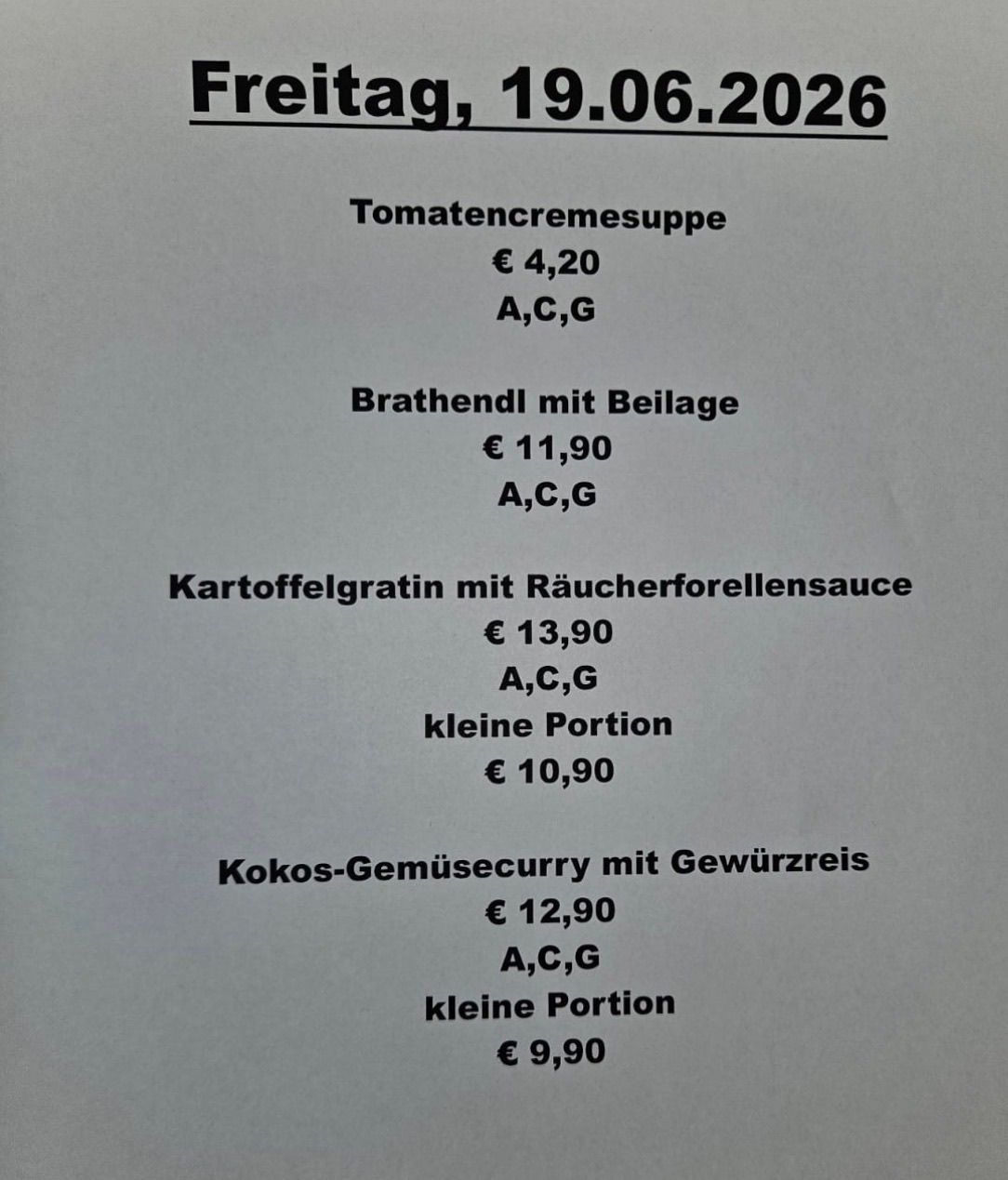 Ein Menü für Freitag, den 19. Juni 2026, beinhaltet Tomatencremesuppe für 4,20 €, Bratendl mit Beilage für 11,90 €, Kartoffelgratin mit Raucherforellensauce für 13,90 €, eine kleine Portion für 10,90 €, Kokos-Gemüsecurry mit Gewürzreis für 12,90 € und eine kleine Portion für 9,90 €.