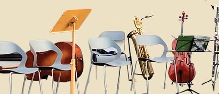 Musikprogramm-Poster für Leutschach, Österreich. Es listet Termine und Uhrzeiten für verschiedene Konzerte und Veranstaltungen auf, darunter Klassik Soiree, Volksmusik und Konzert CROSS OVER. Die Termine reichen von 23. Juli bis 27. Juli 2025. Veranstaltungsorte sind Kniely Haus Leutschach und Buschenschank Legat vlg. Tschöggl. Freier Eintritt bei allen Veranstaltungen.