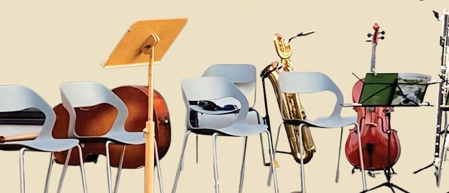 Musikprogramm-Poster für Leutschach, Österreich. Es listet Termine und Uhrzeiten für verschiedene Konzerte und Veranstaltungen auf, darunter Klassik Soiree, Volksmusik und Konzert CROSS OVER. Die Termine reichen von 23. Juli bis 27. Juli 2025. Veranstaltungsorte sind Kniely Haus Leutschach und Buschenschank Legat vlg. Tschöggl. Freier Eintritt bei allen Veranstaltungen.