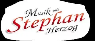 Das weiße Logo zeigt den Text 'Musik mit Stephan Herzog' in Rot und Schwarz. Der Name 'Stephan Herzog' ist größer und rot, 'Musik mit' ist kleiner und schwarz. Der Hintergrund ist weiß mit einem leichten Schatten.