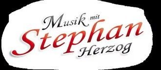 Das weiße Logo zeigt den Text 'Musik mit Stephan Herzog' in Rot und Schwarz. Der Name 'Stephan Herzog' ist größer und rot, 'Musik mit' ist kleiner und schwarz. Der Hintergrund ist weiß mit einem leichten Schatten.