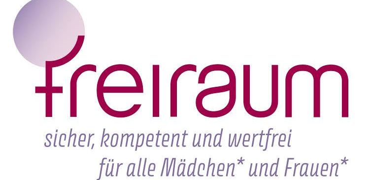 Das Freiraum-Logo zeigt einen violetten Kreis mit einem stilisierten 'F' in der Mitte, begleitet von dem Slogan 'sicher, kompetent und wertfrei für alle Mädchen und Frauen'. Das Design verwendet eine moderne, serifenlose Schrift.