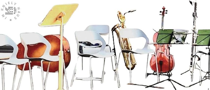 Bild enthält, Chair, Furniture, Musical Instrument, Cello, Advertisement, Poster, Text