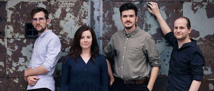 Bild enthält, Groupshot, Person, People, Adult, Male, Man, Female, Woman, Pants, Belt