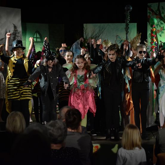 Bild enthält, Adult, Female, Person, Woman, Dress, People, Dancing, Child, Girl, Man