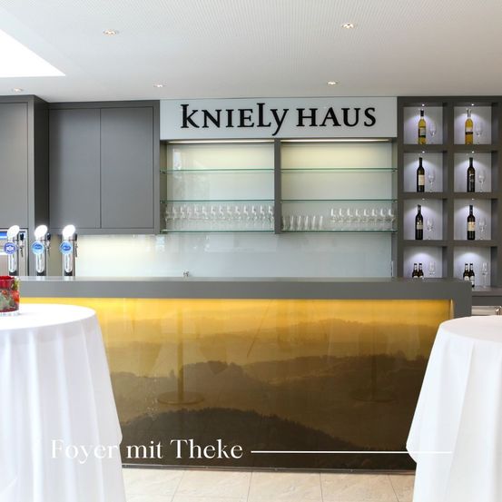 Bild enthält, Furniture, Table, Indoors, Interior Design, Reception, Shop