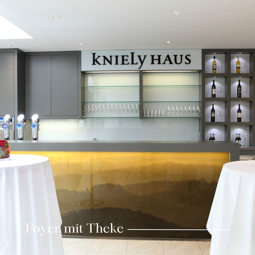 Bild enthält, Furniture, Table, Indoors, Interior Design, Reception, Shop
