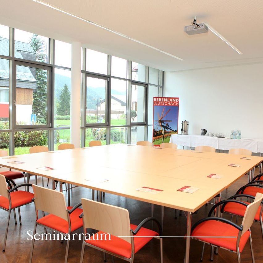 Bild enthält, Indoors, Meeting Room, Office, Room, Interior Design, Chair, Furniture