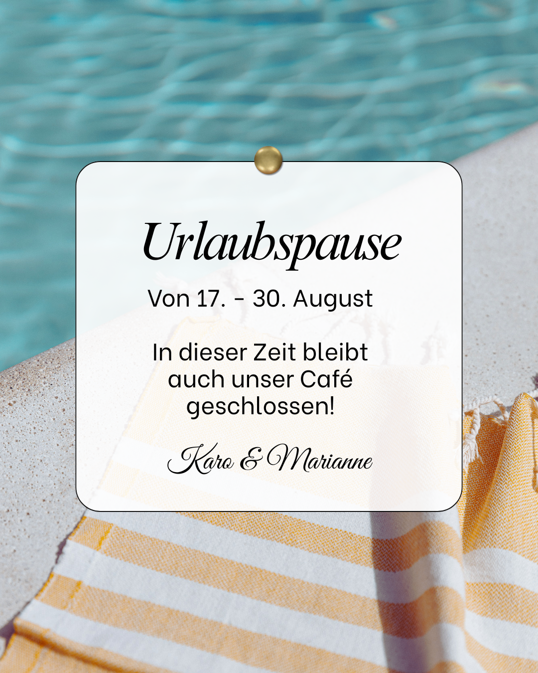 Eine weiße Karte mit schwarzem Text besagt 'Urlaubspause' und 'Von 17. - 30. August'. Darunter steht 'In dieser Zeit bleibt auch unser Cafe geschlossen!'. Die Karte liegt auf einem gelb-weiß gestreiften Tuch.