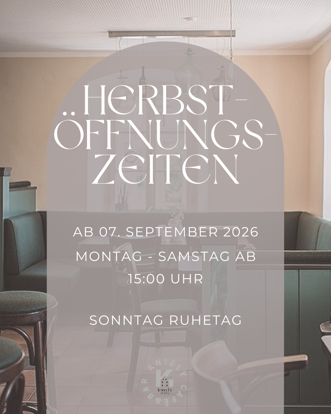 Ein Plakat kündigt die Herbstöffnungszeiten eines Restaurants an, geöffnet von Montag bis Samstag ab dem 7. September 2026 um 15 Uhr, mit Sonntag als Ruhetag. Der Hintergrund zeigt einen gemütlichen Essbereich mit Holzmöbeln.