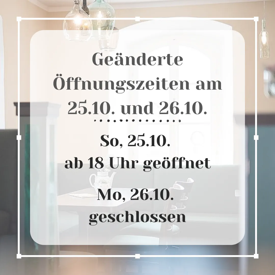 Ein weißes Schild mit schwarzem Text auf weißem Hintergrund. Der Text lautet 'Geänderte Öffnungszeiten am 25.10. und 26.10. So, 25.10. ab 18 Uhr geöffnet Mo, 26.10. geschlossen'.