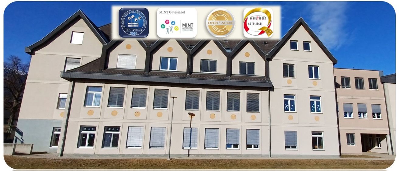 Ein modernes Gebäude mit vielen Fenstern und mehreren Logos auf der Vorderseite, einschließlich einer Reflexion des Gebäudes unten.