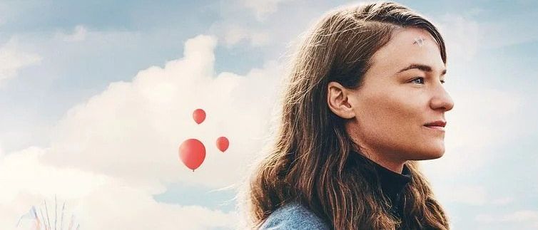 Filmplakat für Vier Minus Drei mit einer Frau, die nach vorne schaut, während drei rote Ballons über ihr schweben. Das Plakat enthält Filmcredits und ein Berlinale Panorama Label.