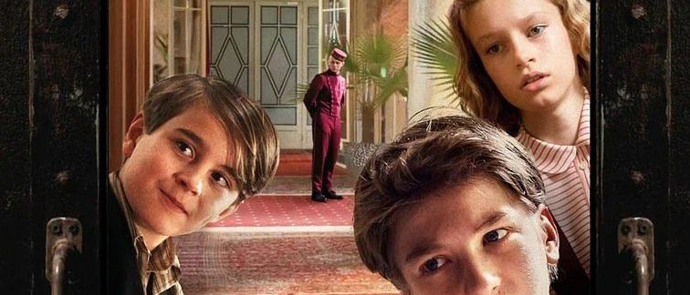 Ein Filmplakat für 'Das geheime Stockwerk' zeigt drei Kinder und einen Mann in Uniform. Die Kinder schauen aus einer Tür, während der Mann in einem Flur steht.