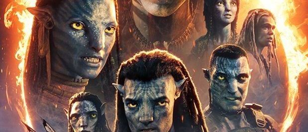 Poster für Avatar: Feuer und Asche zeigt Charaktere in dramatischen Posen mit Flammen und Flügeln. Es enthält Hauptcharaktere mit leuchtenden Augen und Stammesmarkierungen.