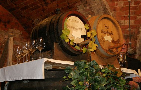 Bild enthält, Person, Alcohol, Beverage, Nature, Outdoors, Plant, Liquor, Countryside, Vineyard, Wine