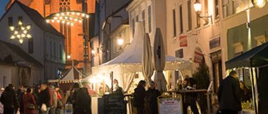 Bild enthält, Spire, City, Clock Tower, Urban, Neighborhood, Person, Metropolis, Street, Face, Lighting