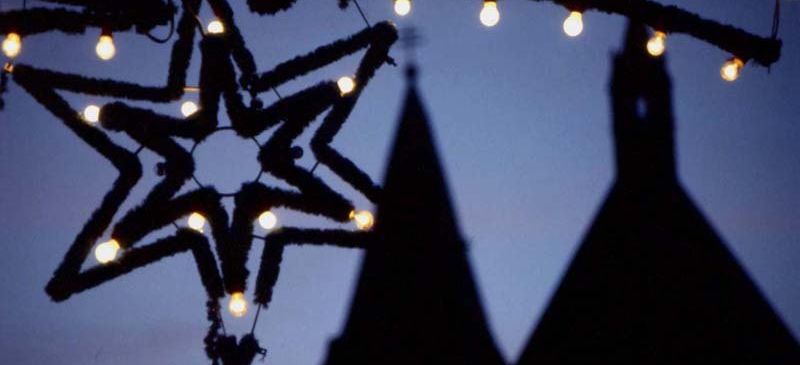 Bild enthält, Lighting, Chandelier, Lamp, Flare, Light, Nature, Night, Outdoors, Person