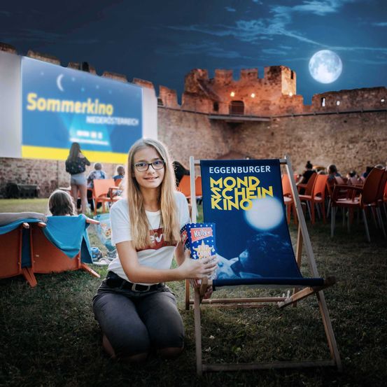 Mondscheinkino_KindmitStuhl_Mond_SommerMartin