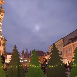 Adventmarkt2021_Dreifaltigkeitssule_Kirche_Kinder_DekorationM.Jarmer