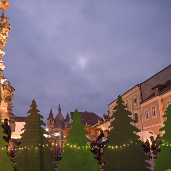 Adventmarkt2021_Dreifaltigkeitssule_Kirche_Kinder_DekorationM.Jarmer