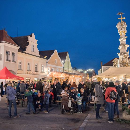Adventmarkt2021_Hauptplatz_Besucher_Stnde3M.Jarmer