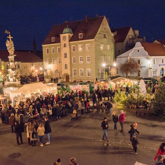 Adventmarkt2021_Hauptplatz_Dreifaltigkeitssule_Ansicht_Oben_Besucher_StndeM.Jarmer