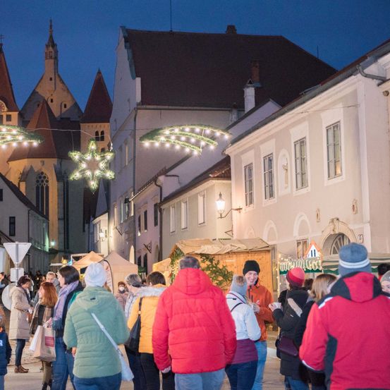 Adventmarkt2021_Pfarrgasse_Besucher_Kirche_AbendM.Jarmer