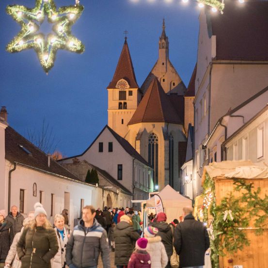 Adventmarkt2021_Pfarrgasse_Besucher_Kirche_Abend_HochM.Jarmer
