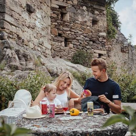 k-Picknick_FamiliebeiderStadtmauer_SommerMartin