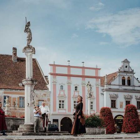 Stadtfhrer_Gruppenfoto_Pranger_v.l.GerdaFaerber_ChristineTrauner_EwaldWeinberger_IvanaKulhankova_MarkusPfannhauser_SommerMartin