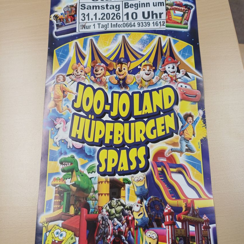 Plakat für die Veranstaltung 'JOO-JO LAND Hüpfburgen Spass'. Es beginnt am Samstag, 31. Januar 2026 um 10 Uhr. Das Plakat zeigt verschiedene Zeichentrickfiguren und aufblasbare Fahrgeschäfte.