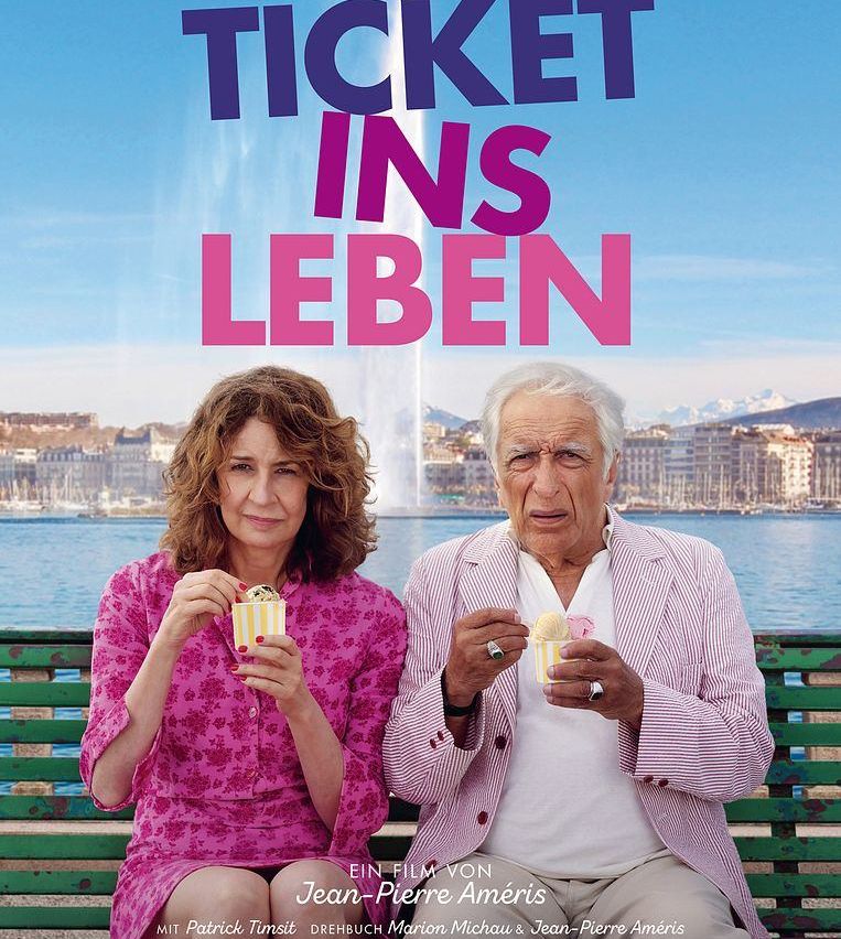Ein Plakat für den Film 'Ticket ins Leben' mit einem älteren Paar, das auf einer Bank am Wasser sitzt, beide halten Eisbecher in der Hand. Im Hintergrund ist eine Stadtlandschaft mit Bergen und einem Brunnen zu sehen.